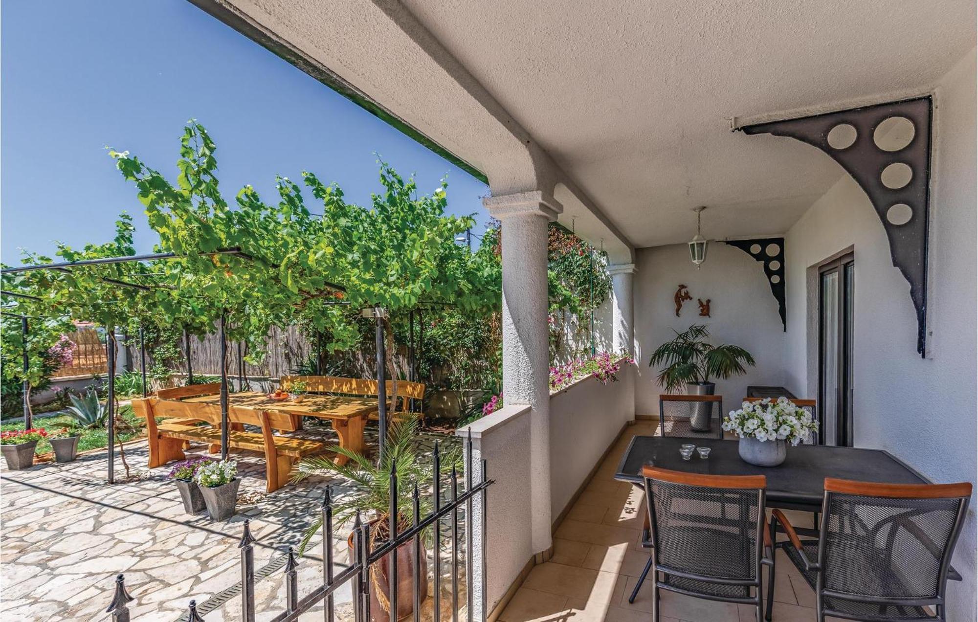 Gorgeous Apartment In Pula With Kitchen Exterior photo