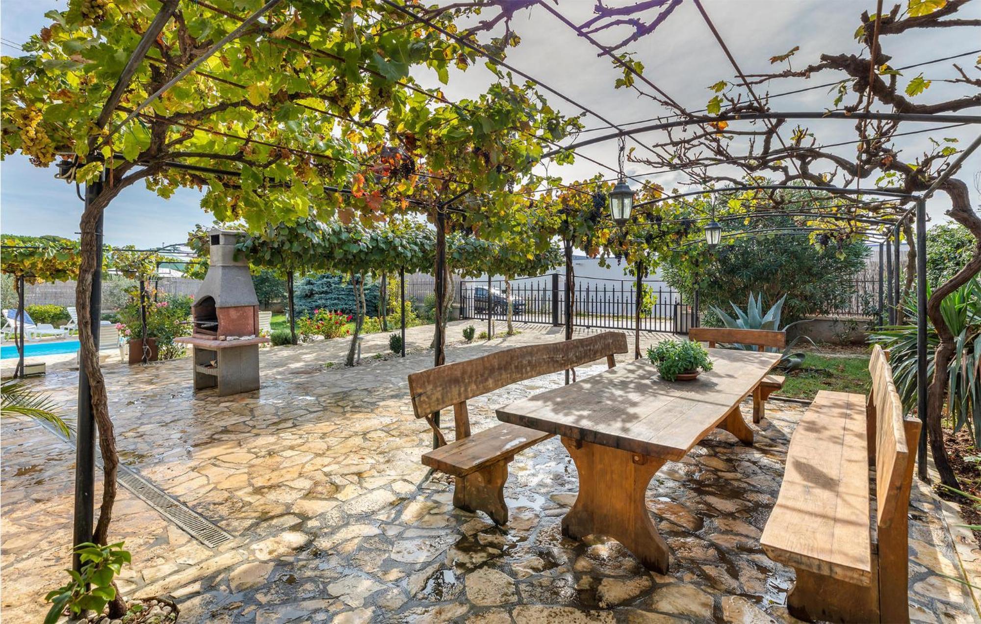 Gorgeous Apartment In Pula With Kitchen Exterior photo
