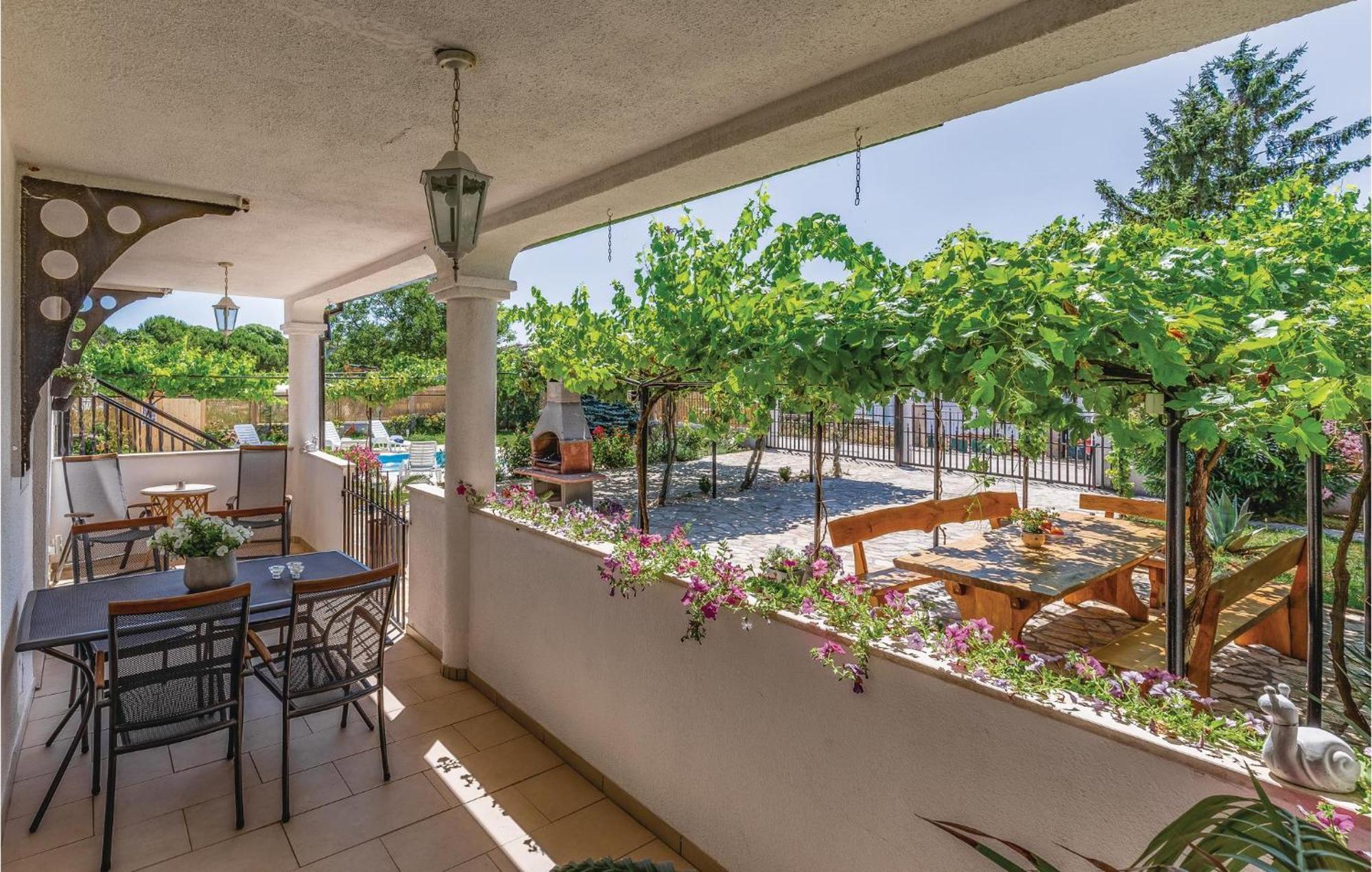 Gorgeous Apartment In Pula With Kitchen Exterior photo